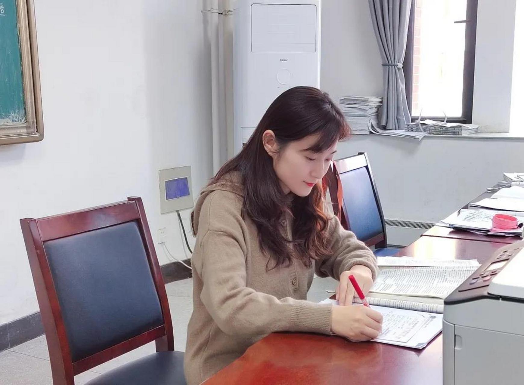 临沂市第一中学杨晓:为学生插上理想的翅膀 杨晓,英语教师,教学能手