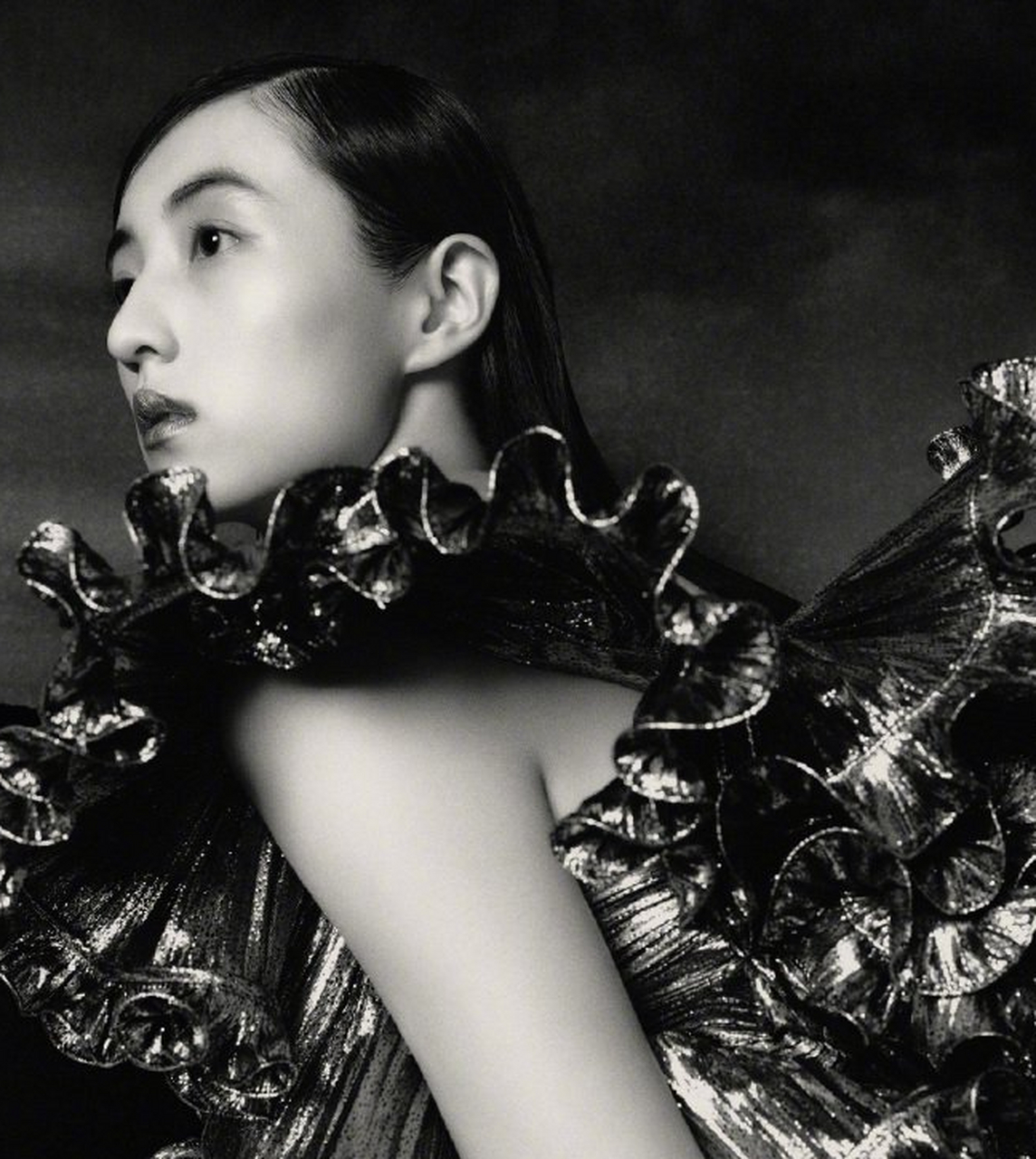 9月7日,张子枫成为首位登上《vogue》杂志十月刊封面的00后女星.