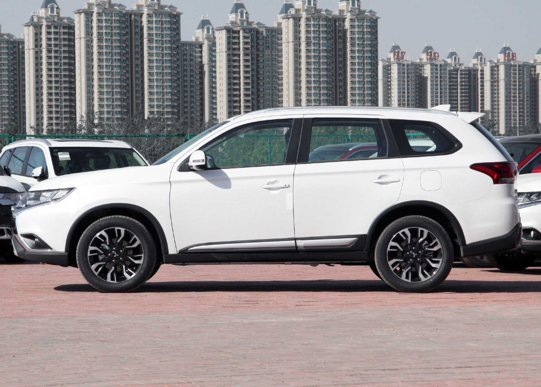 外观小幅调整,2021款三菱欧蓝德上市,价格15.