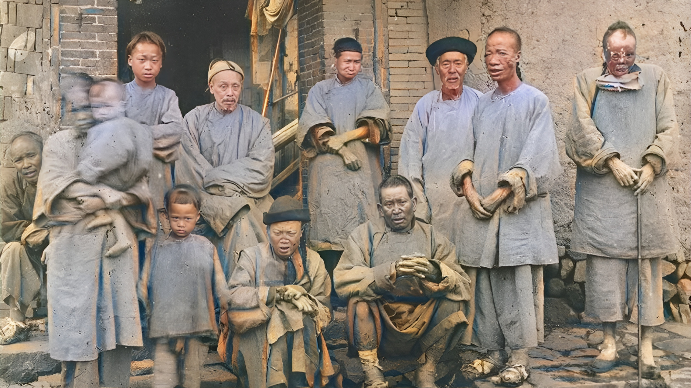 晚清朝鲜,三名小摊贩正坐在街边售卖小商品.