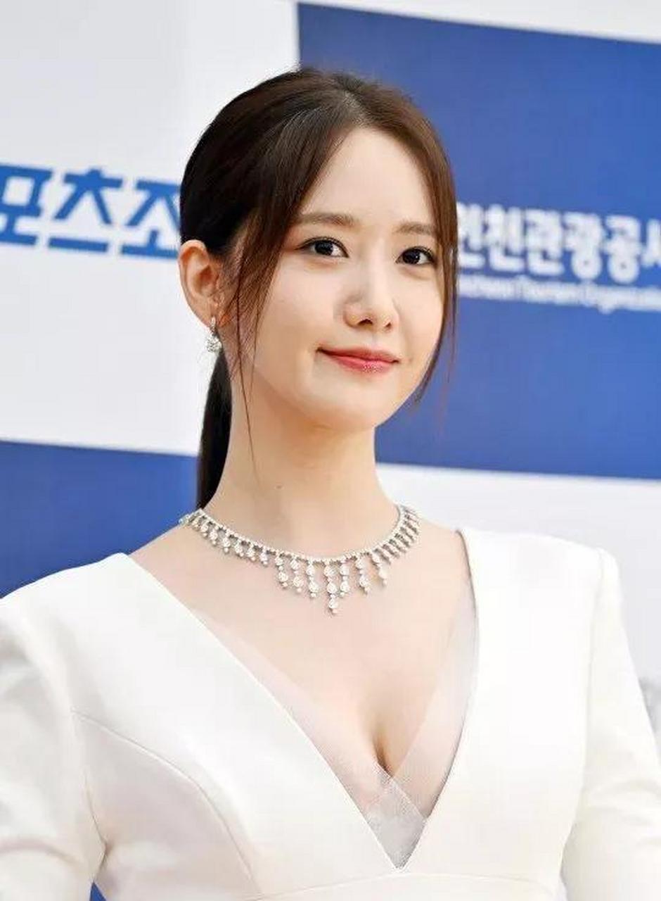 林允儿 一袭纯白深v长裙,笑容灿烂,明艳优雅