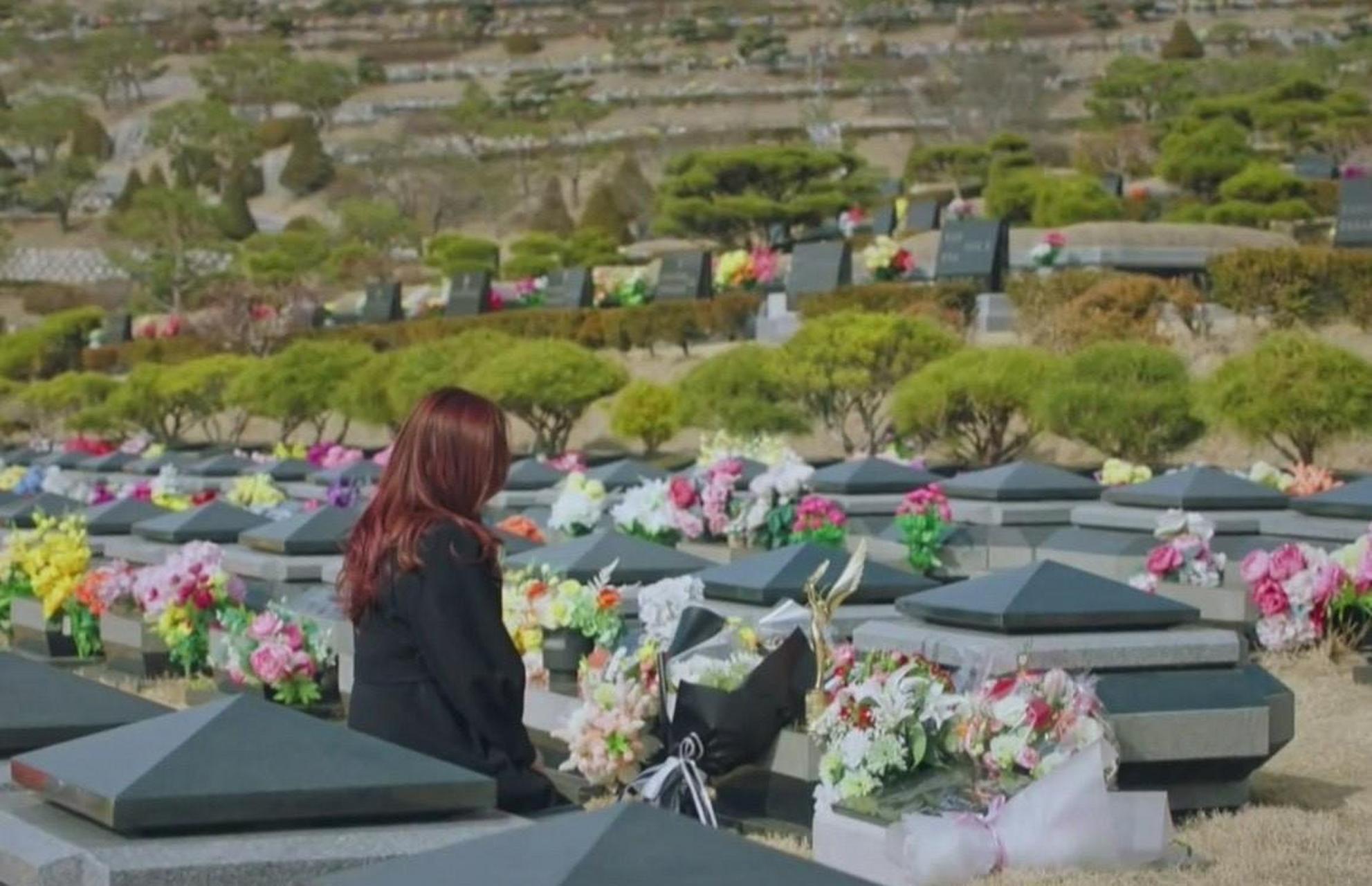 《顶楼2》露娜真的死了,被夏博士拔了呼吸机,墓地祭拜的妈妈吴允熙好