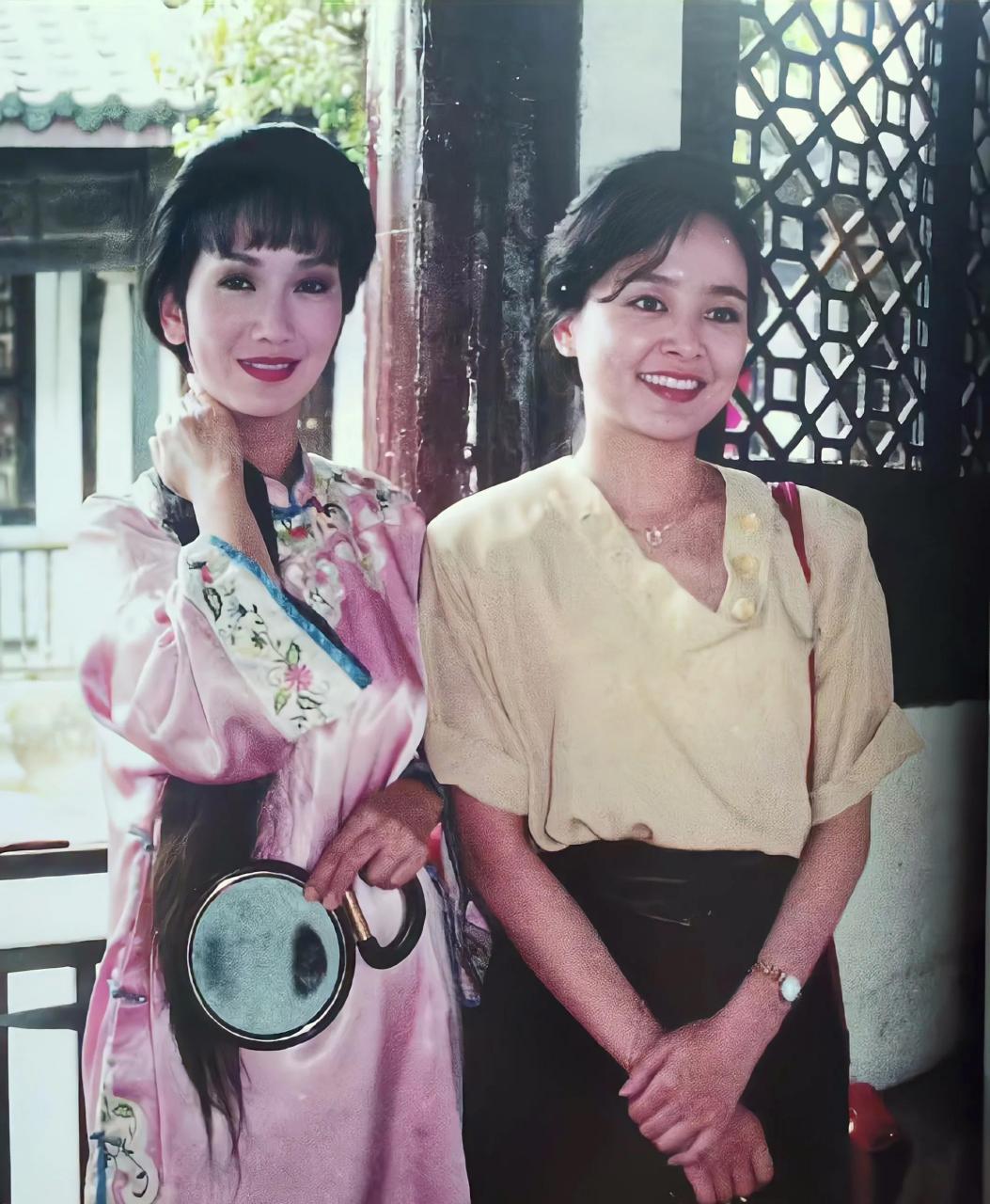 1991年,37岁的赵雅芝在内地拍《戏说乾隆》遇上了34岁的张瑜.