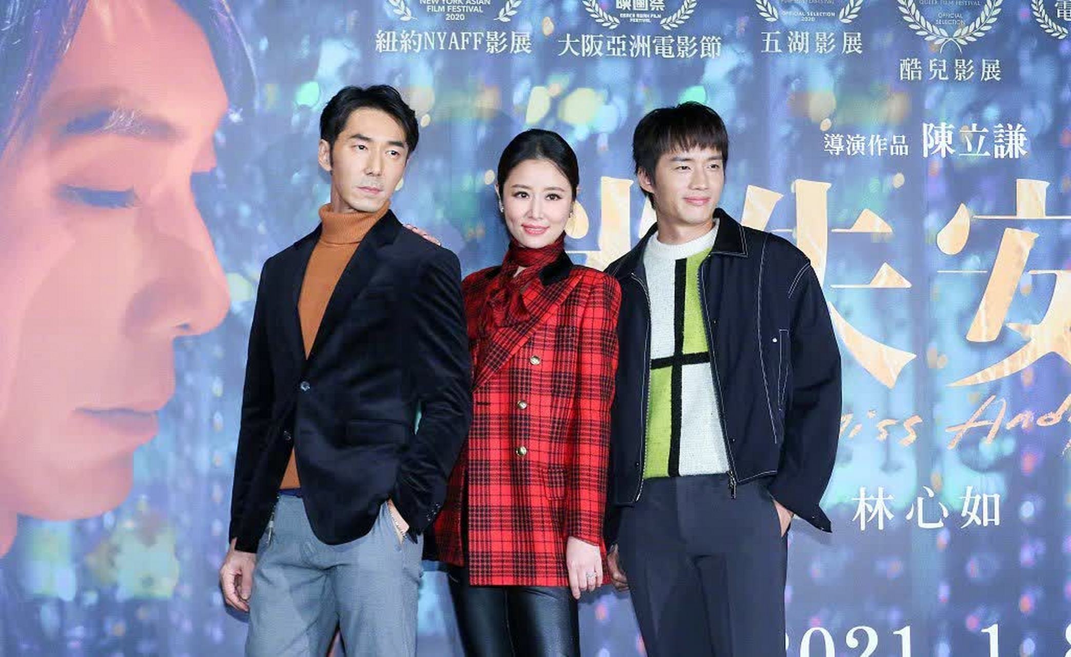 林心如#林心如出席台北新片首映礼,身穿红黑格子外套搭配紧身皮裤