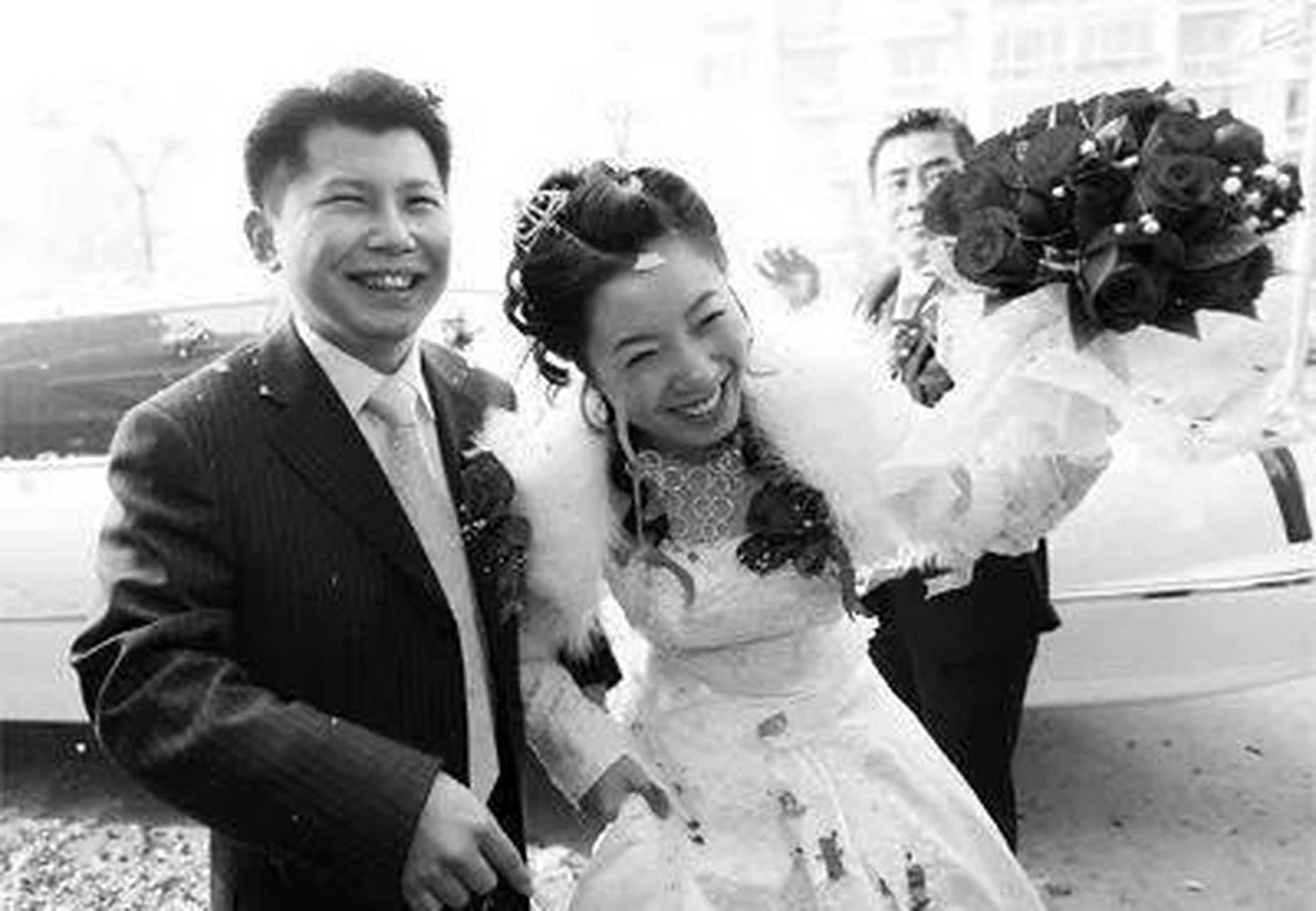 gif创作人# 一次,何云伟的妻子梁小娟哭哭啼啼地找郭德纲告状:"