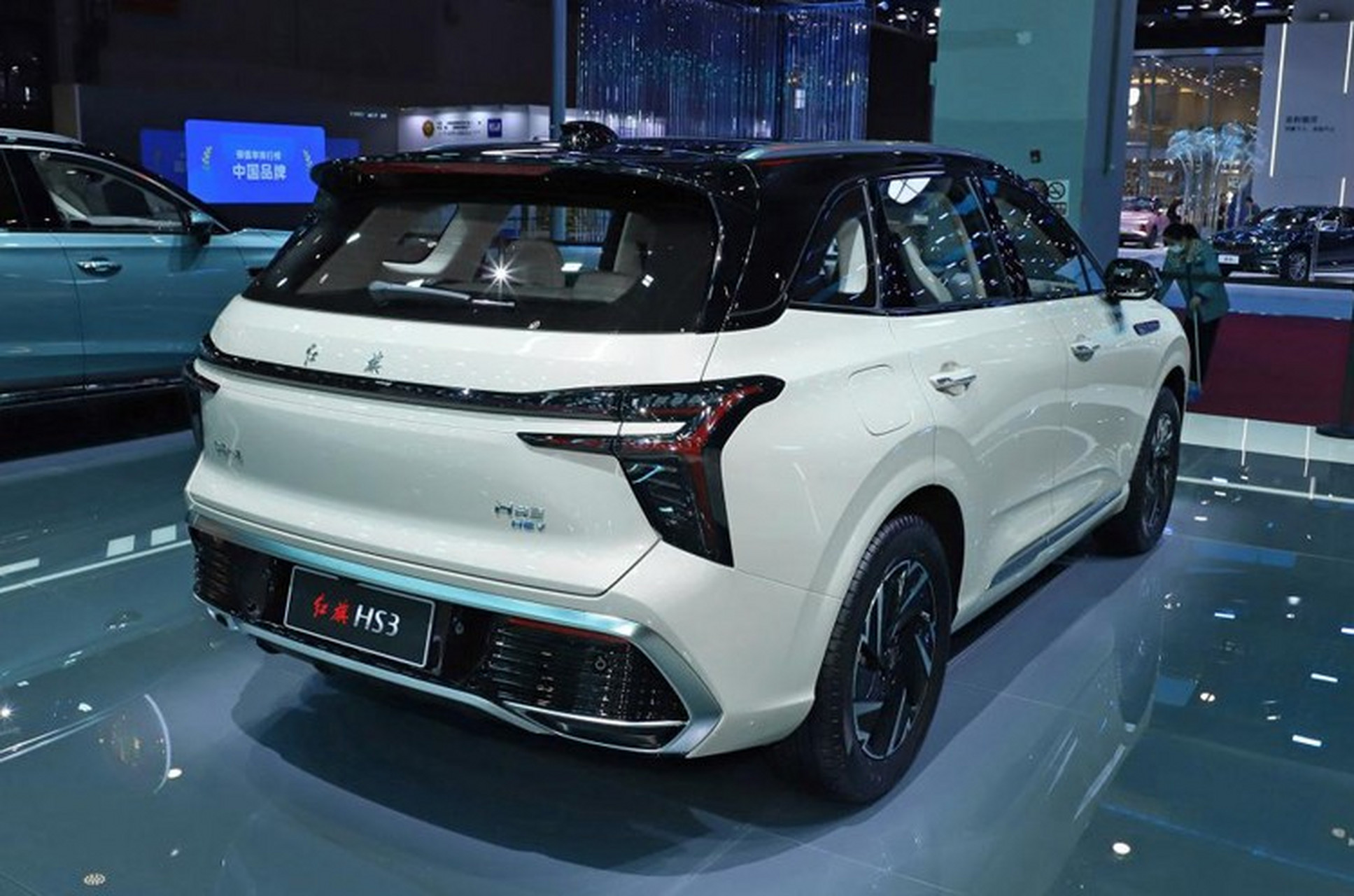 新车定位紧凑suv,外形采用家族直瀑式前脸,气势十足,内饰配备12.