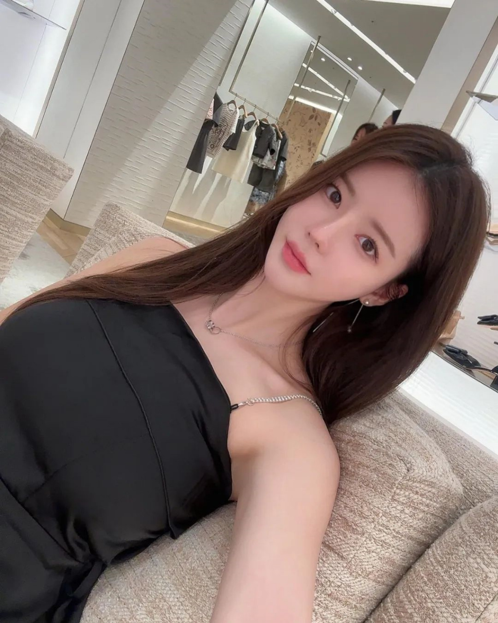 韩国网红ifwonder,甜美可人的服装店老板娘
