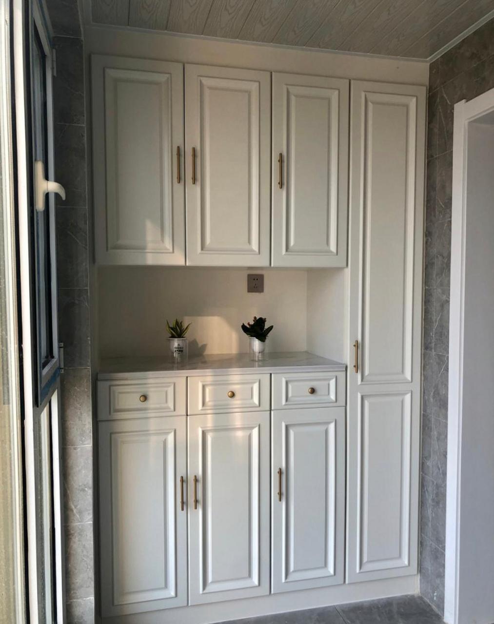 生活阳台没有浪费空间,两边都打了非常实用的储物柜,并且定制洗衣柜的