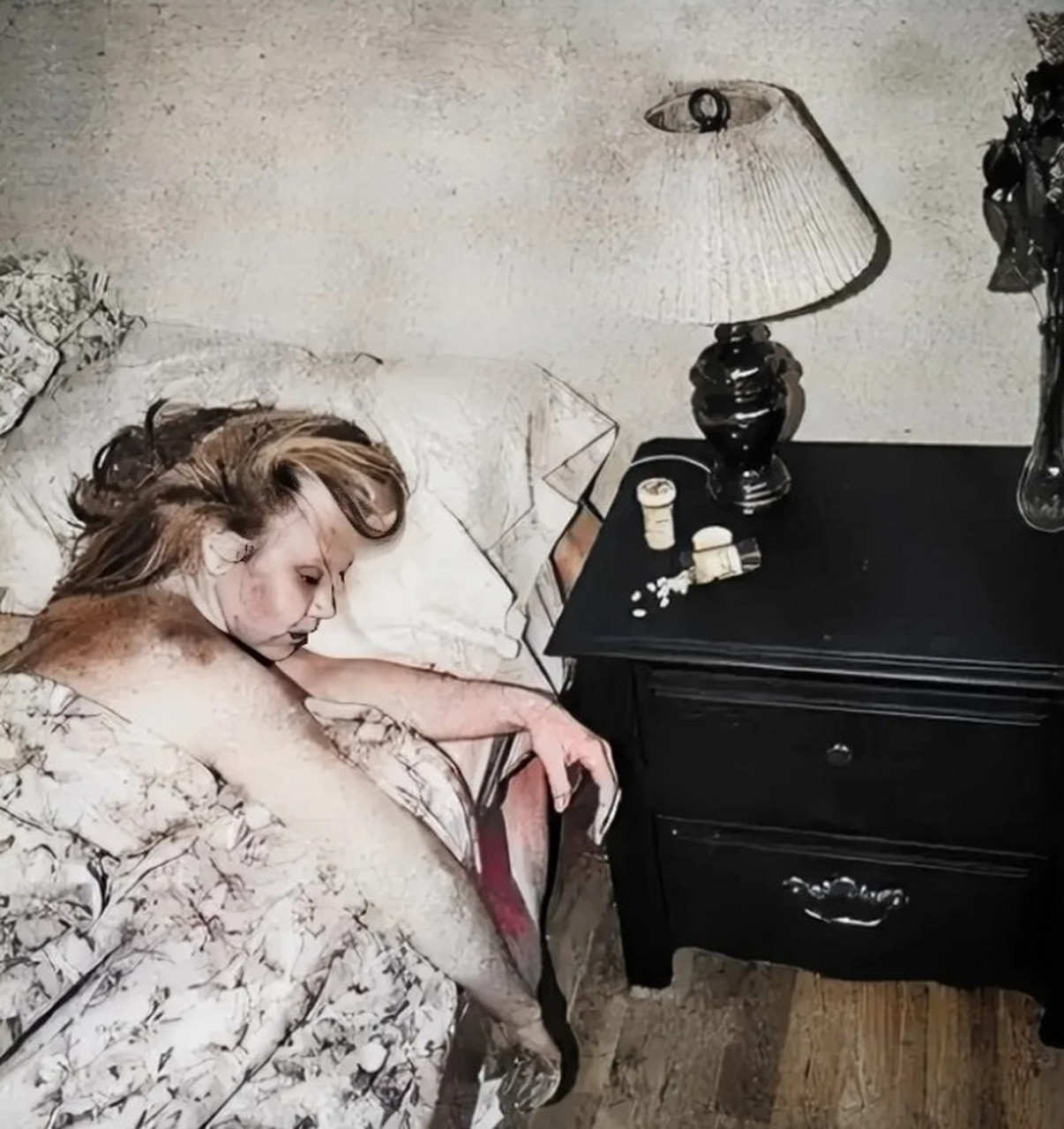 1963年,46岁的肯尼迪中弹2次后,死不瞑目的盯着幕后黑手!