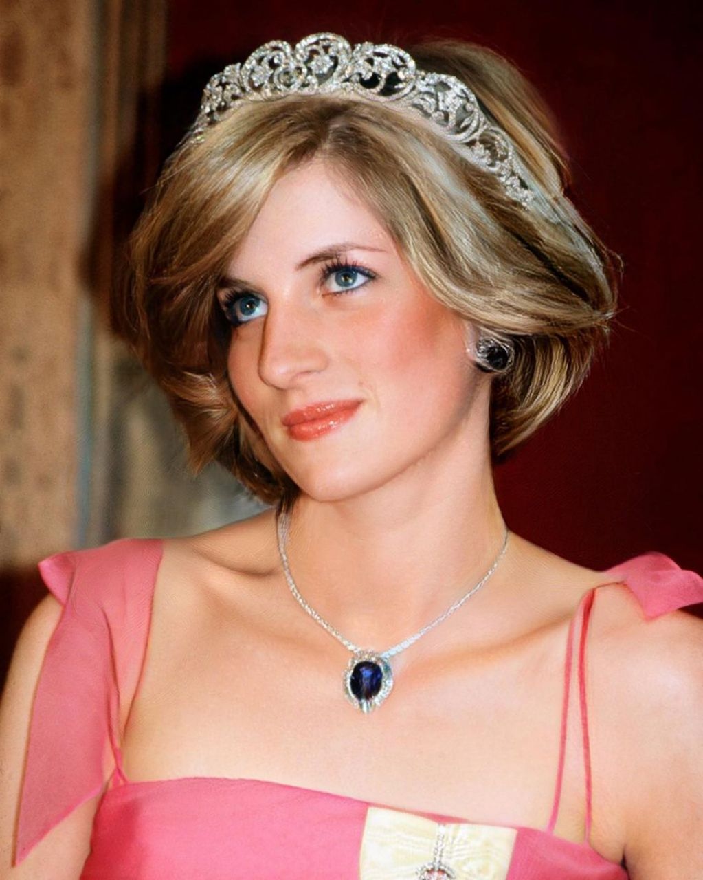 好看的人如戴安娜一般,无论什么发型都会好看的!