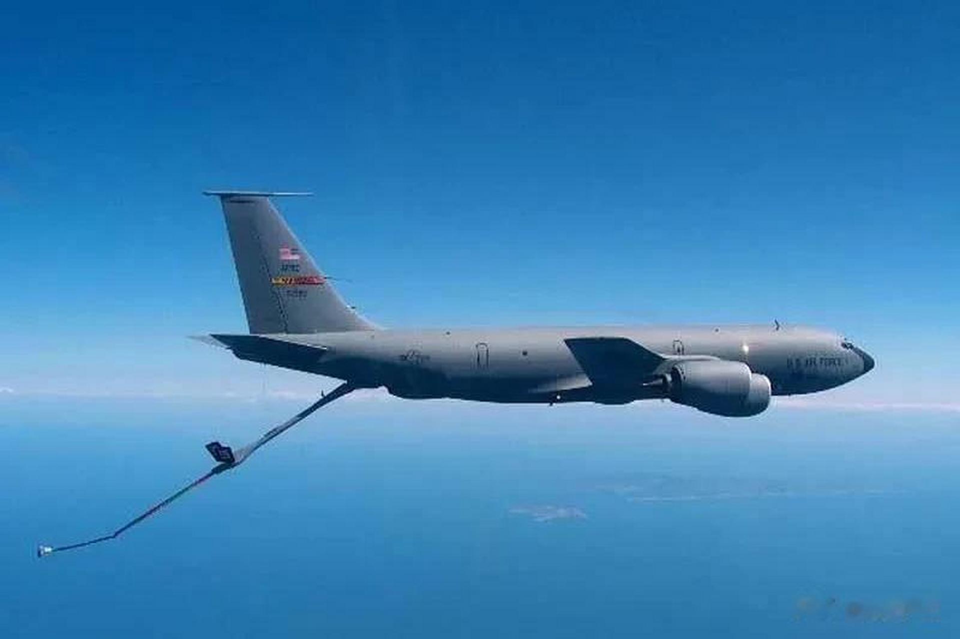 美军现役运输机组成,kc135系列居然最多,达396架,其次是c17运输机222