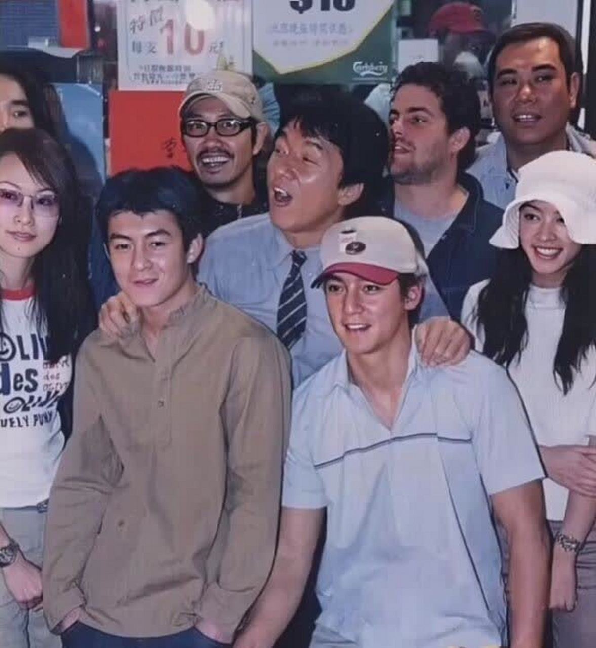 和吴彦祖小时候的合照,还是很小的时候[抠鼻][开心]