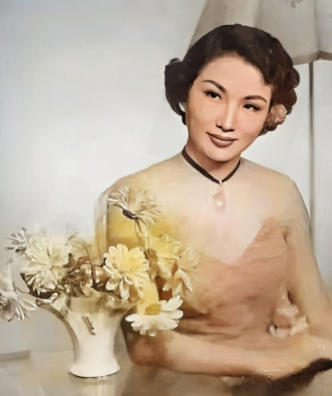 叶蓁原本是富家女人,但在家庭衰落时被迫成为妓院女郎.