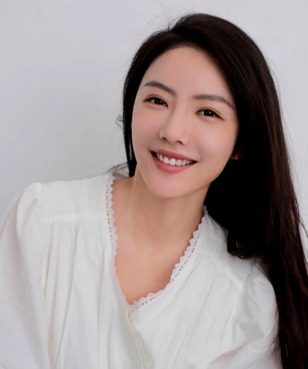 蔡文静展示了她纯白风格的日常照片,她的温婉可人和端庄大家闺秀的