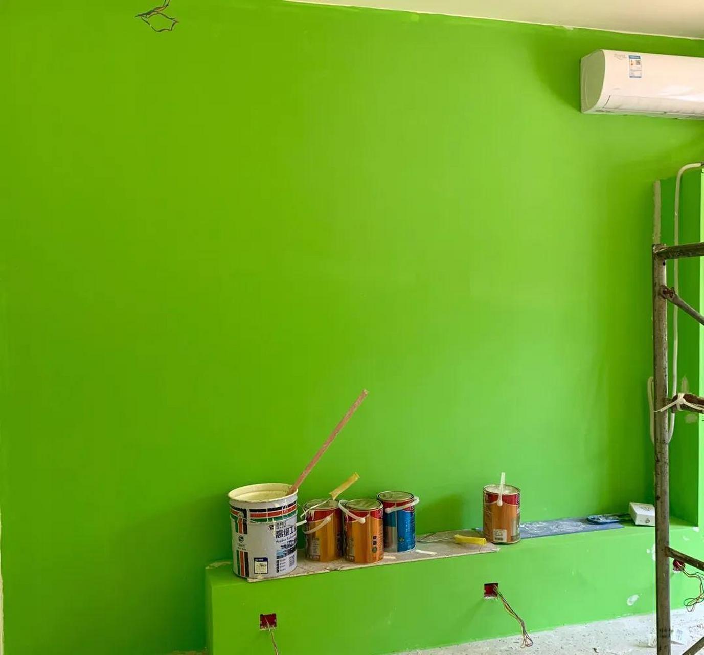 墙面刷乳胶漆选的抹茶绿结果过刷成了荧光绿.