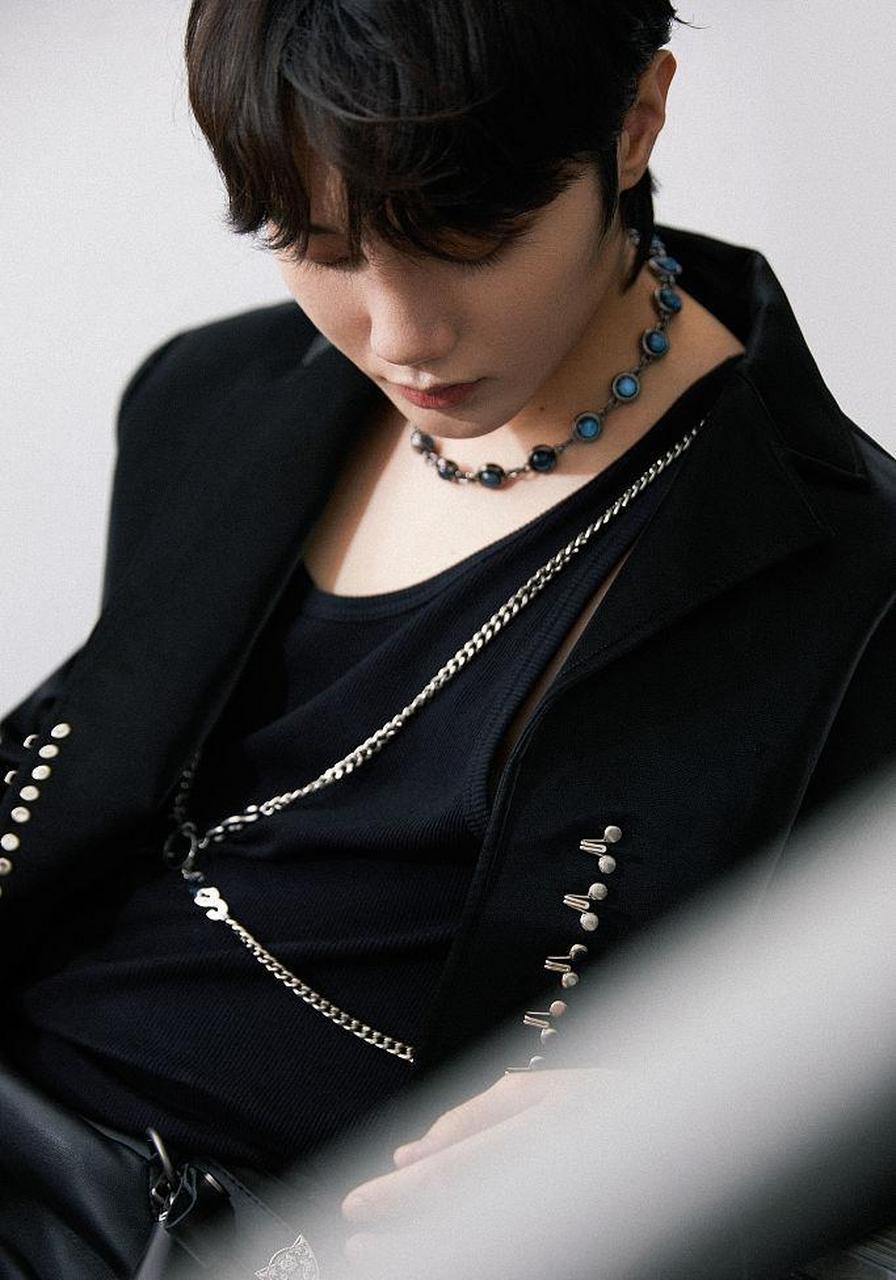 刘也野性觉醒氛围写真曝光 酷帅有型散发别样神秘魅力