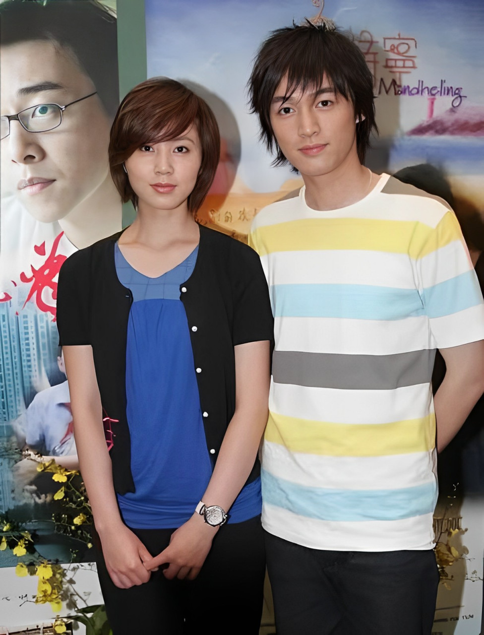 没想到何炅和胡歌其实年轻时就认识,两人甚至还一起拍过一张照片.