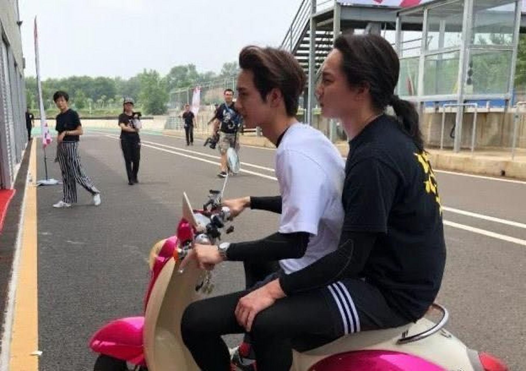 王一博和尹正参加摩托车赛,两人这是专业赛车手,尹正参加《飞驰人生》