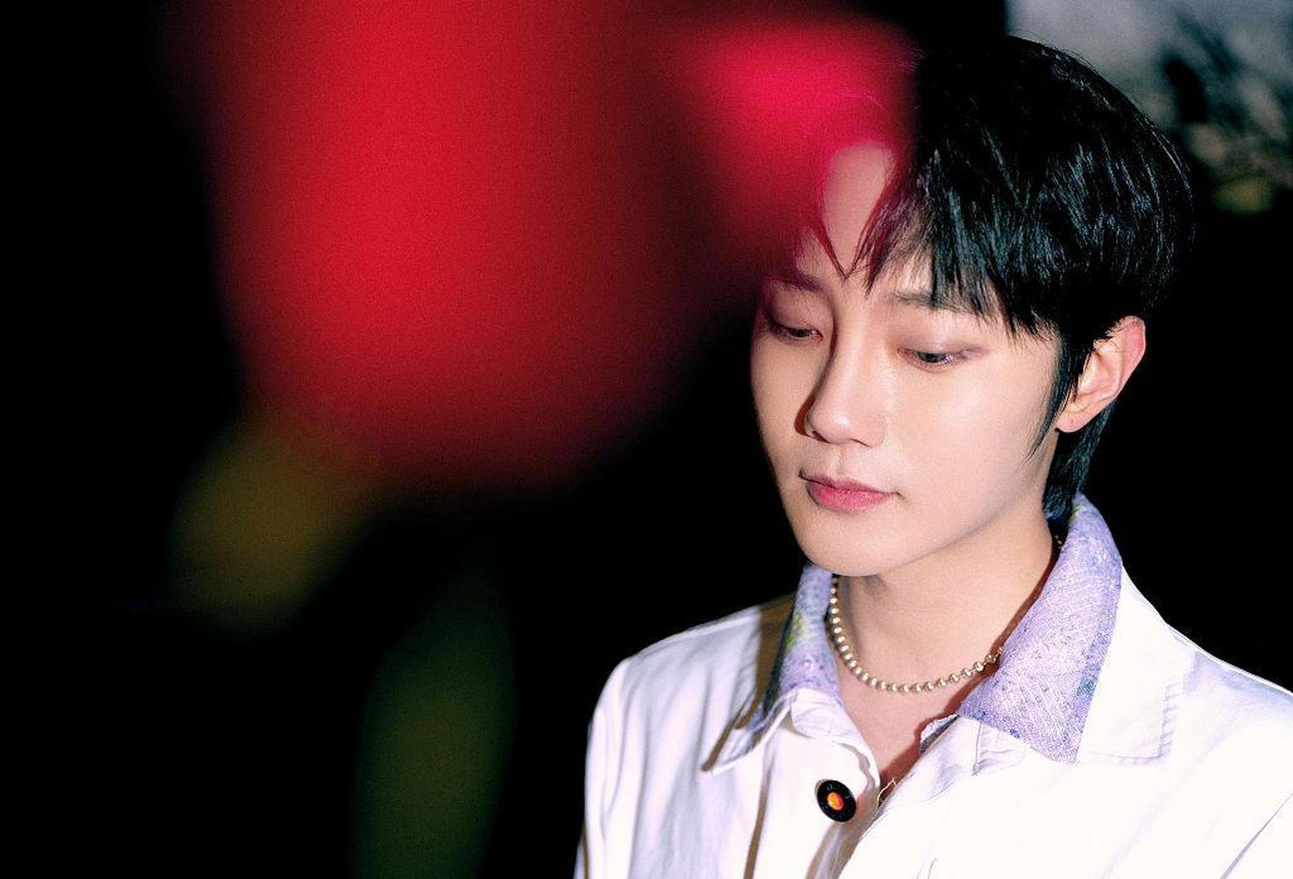 刘也录制冬奥节目《冰雪快报》手持玫瑰暗夜王子氛围拉满