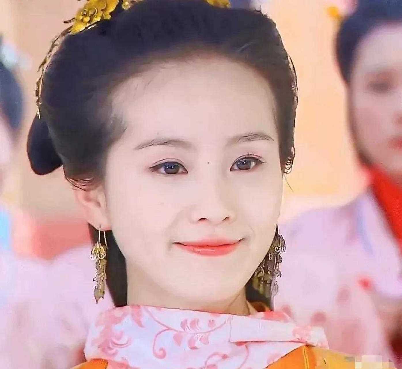 刘诗诗的眉间痣让她平添三分清丽,笑起来灵动,不笑便是美人哀愁.