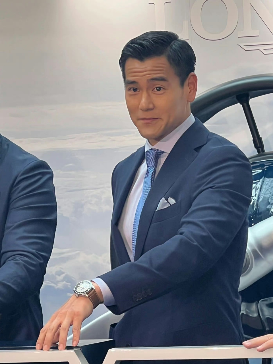 彭于晏这抬头纹布满了额.想必粉丝们等你结婚这个瓜已经很久了吧