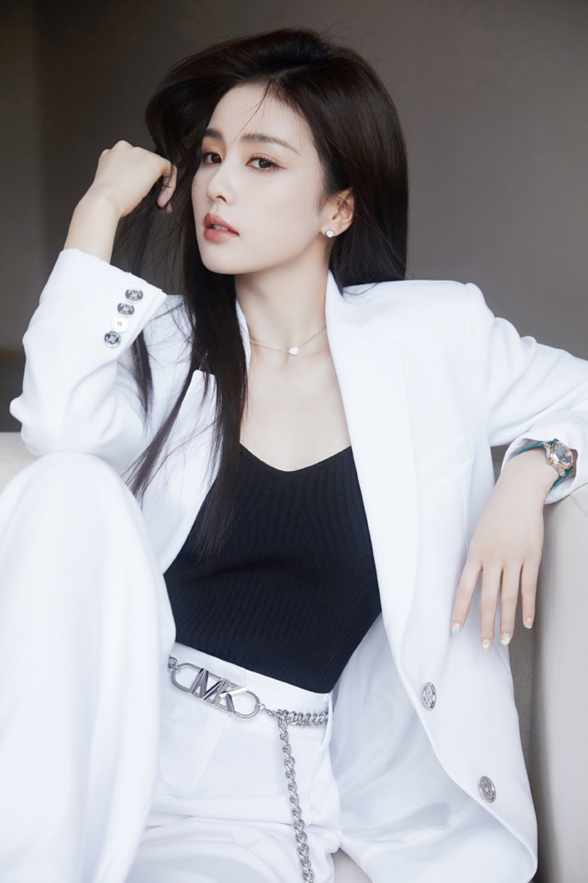 白鹿白色套装美图