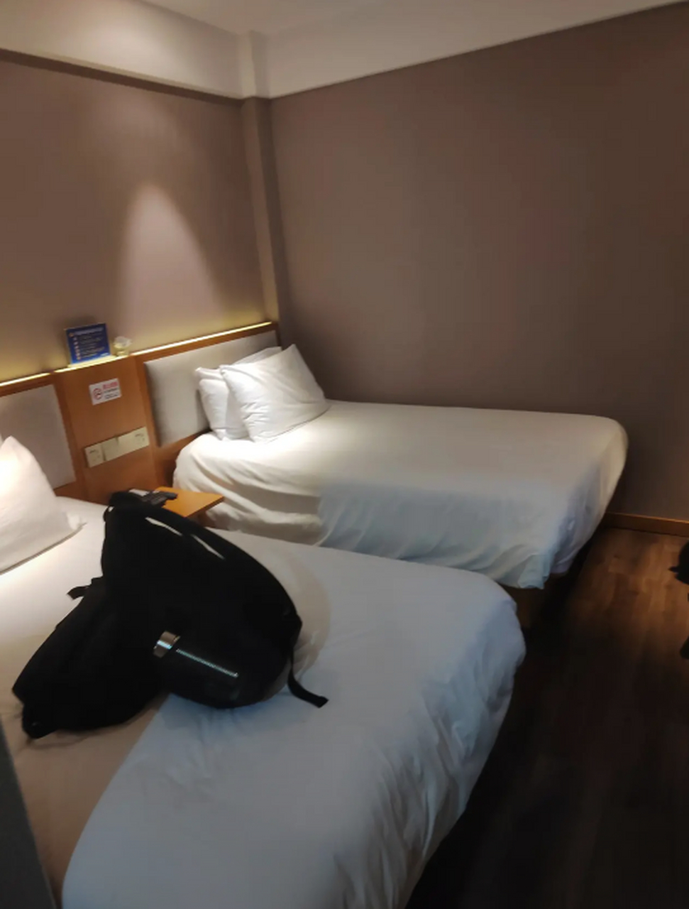 这个宾馆太贵了,坐标北京,连锁酒店一晚上接近700元人民币,房间只有5