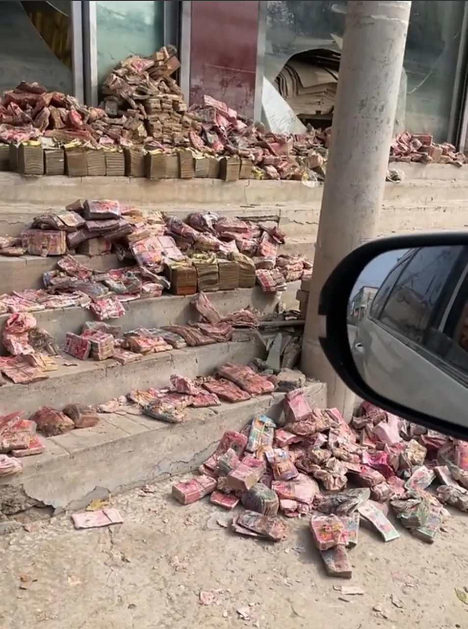 第一次看到晒钱,一沓一沓的晒呀!