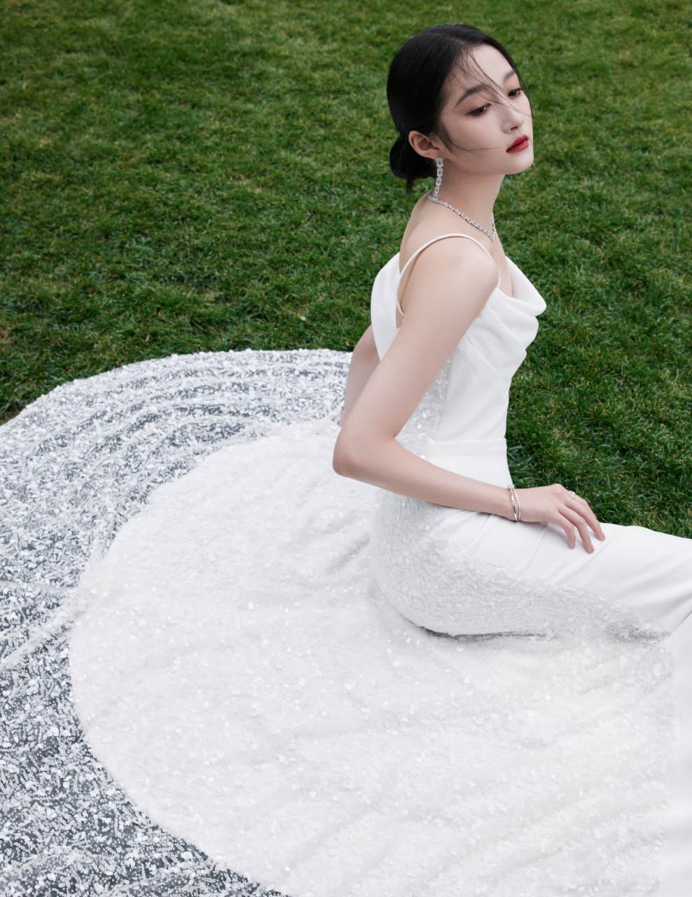 关晓彤纯白鱼尾裙温柔大方,气质迷人