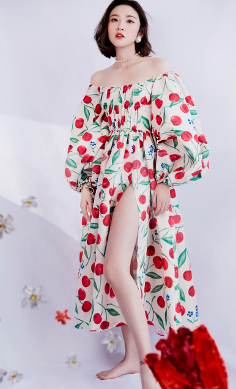 唐艺昕一字肩花朵裙,露出香肩美腿,尽显优雅,十分的娇俏迷人#唐艺昕