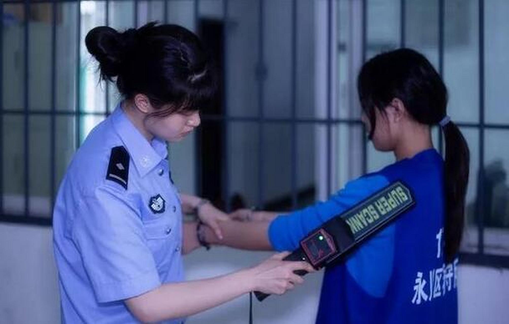 2018年,一名女囚犯被绑上锁喉绳,即将面对死刑,画面中的她却不屑一顾