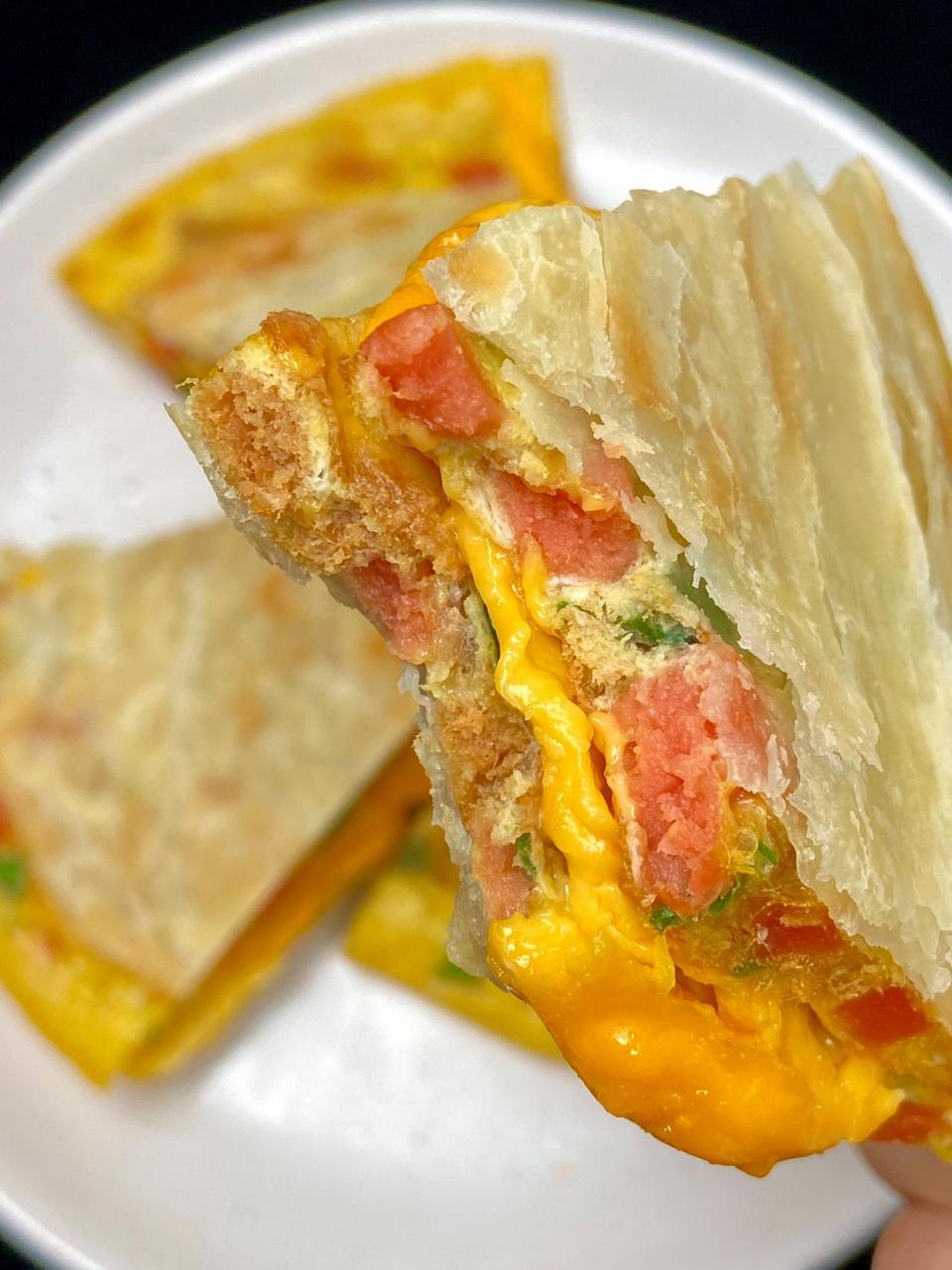 这个葱香火腿肉松煎饼着真的香哭我了 手抓饼煎的酥酥脆脆的,一口下去