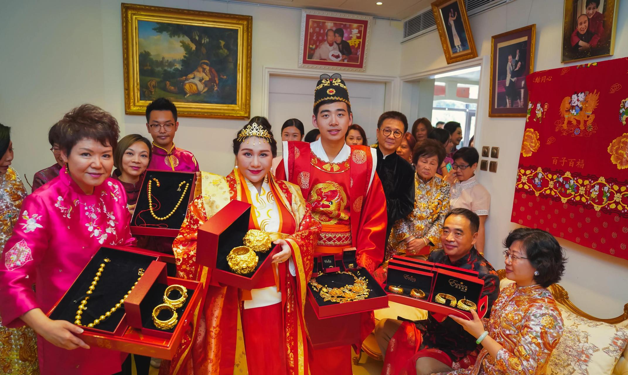 何超盈# 嫁妆 近日,有网友发现奚梦瑶为何猷君生下长孙三年,身材都