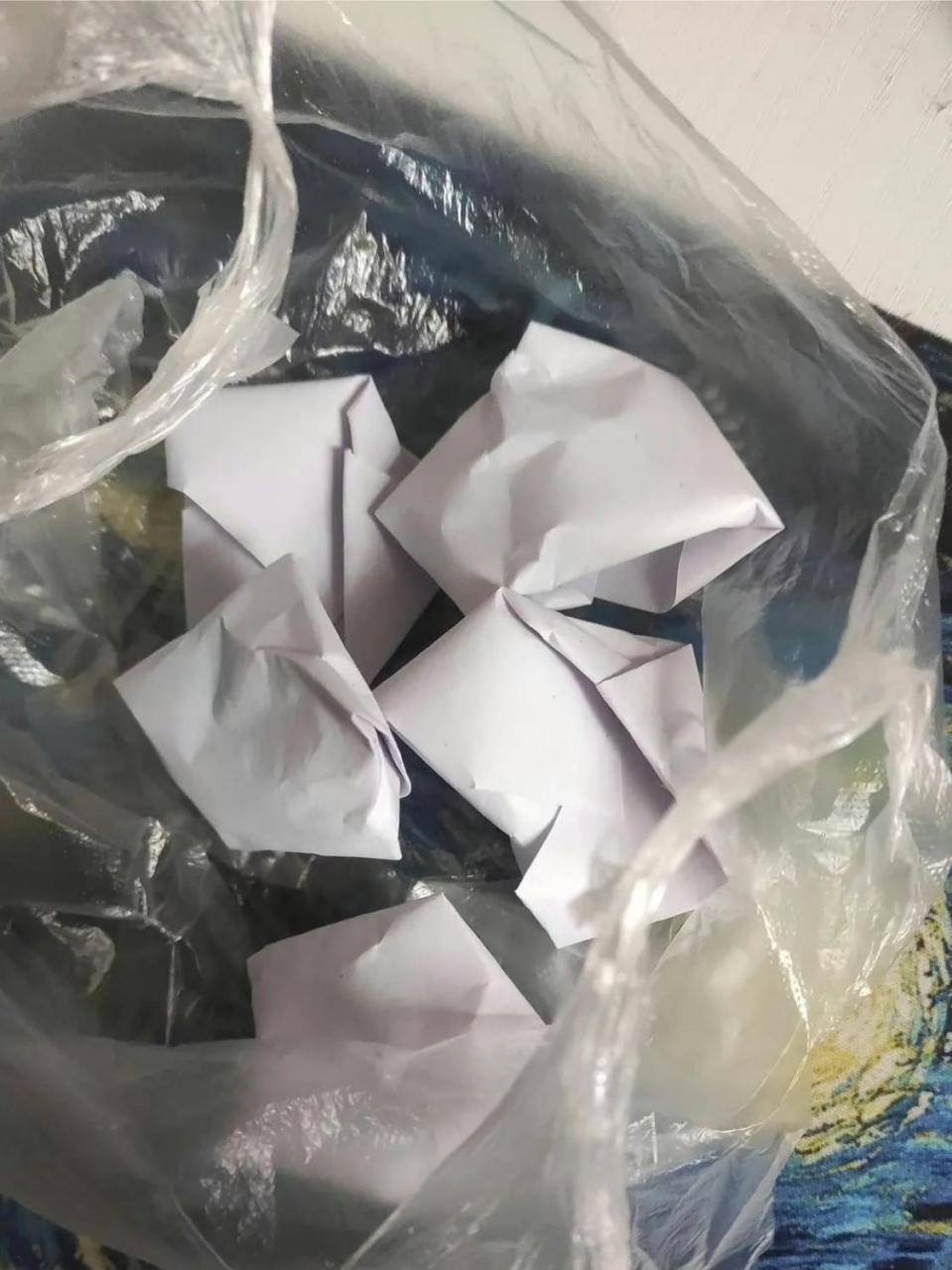 为什么现在的医生大都不这样包药了,现在都是直接拿一盒两盒.