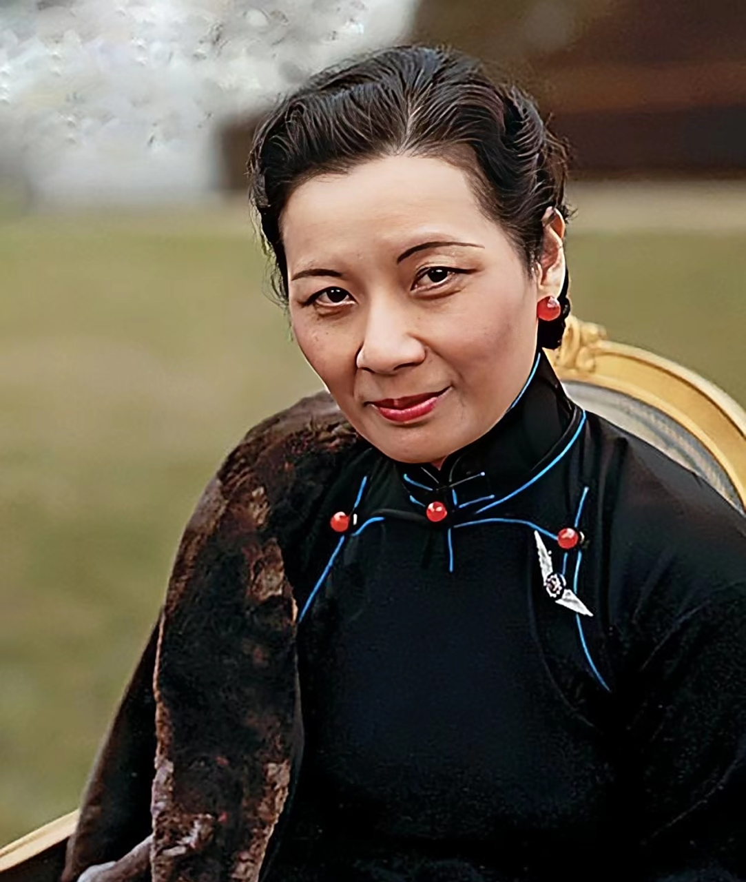 1936年西安事变后,宋美龄前往西安与周总理进行会谈.