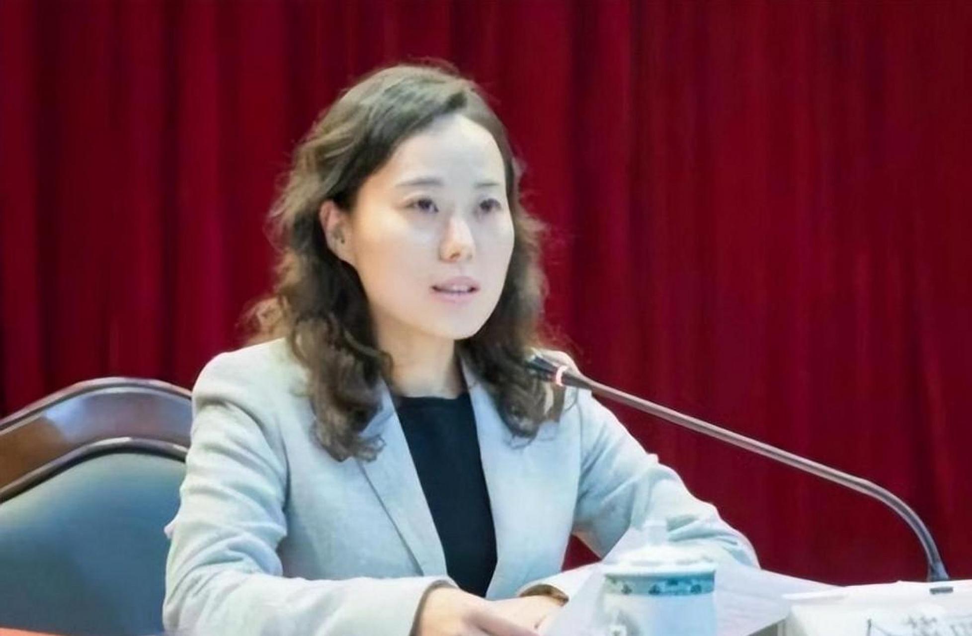 金英丽是从东北农村走出来的大学生,上海的繁华让她震惊,毕业之后她