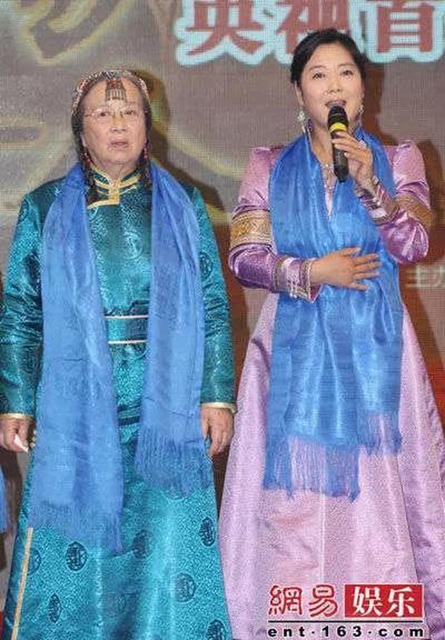 gif创作人# 王茜华与李明启早前同框活动合影,两人都穿着蒙古族的