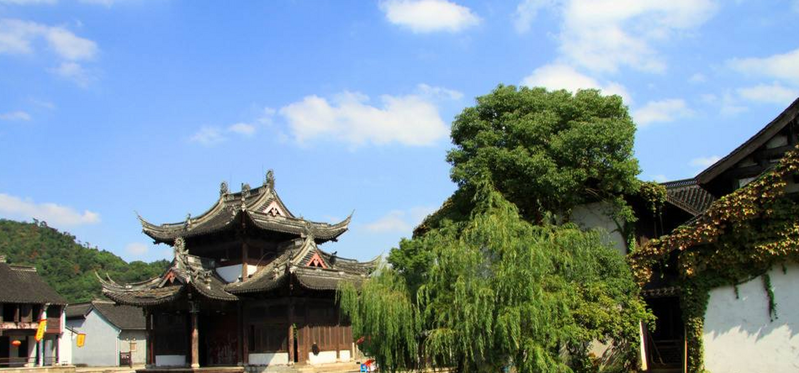 鲁镇,位于绍兴柯岩风景区,也是江南地区唯一的一个以虚构为背景仿建的