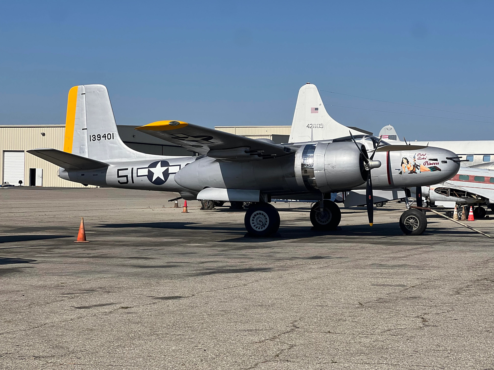 a-26"入侵者"(invader)攻击/轰炸机41-39401位于加利福尼亚州奇诺机场