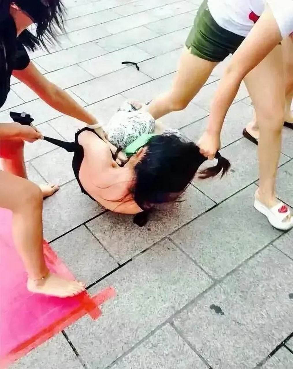 有人说原配打小三是无能的表现,有本事就直接阉了家里那只狼,免得他