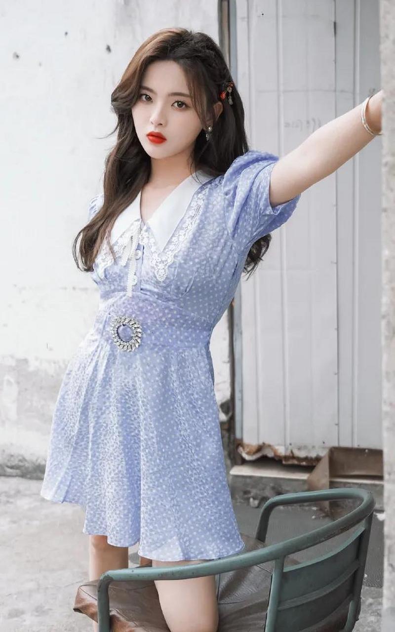 妹妹身上的这一件蓝色蕾丝泡泡袖连衣裙,将杨超越身上的少女气很好地
