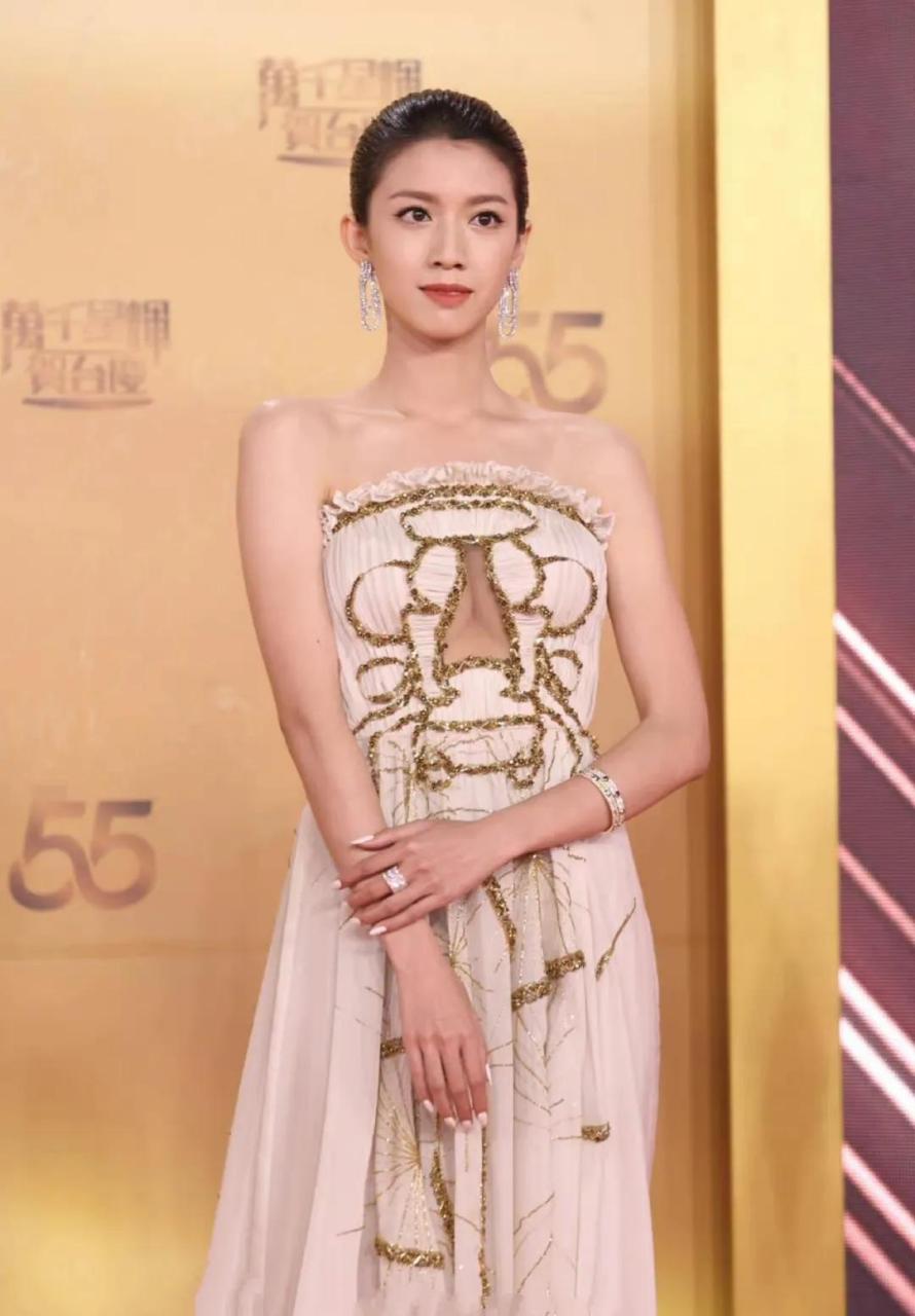 gif创作人# 2021tvb台庆,曾志伟满脸笑容,王浩信蔡思贝同框走红毯