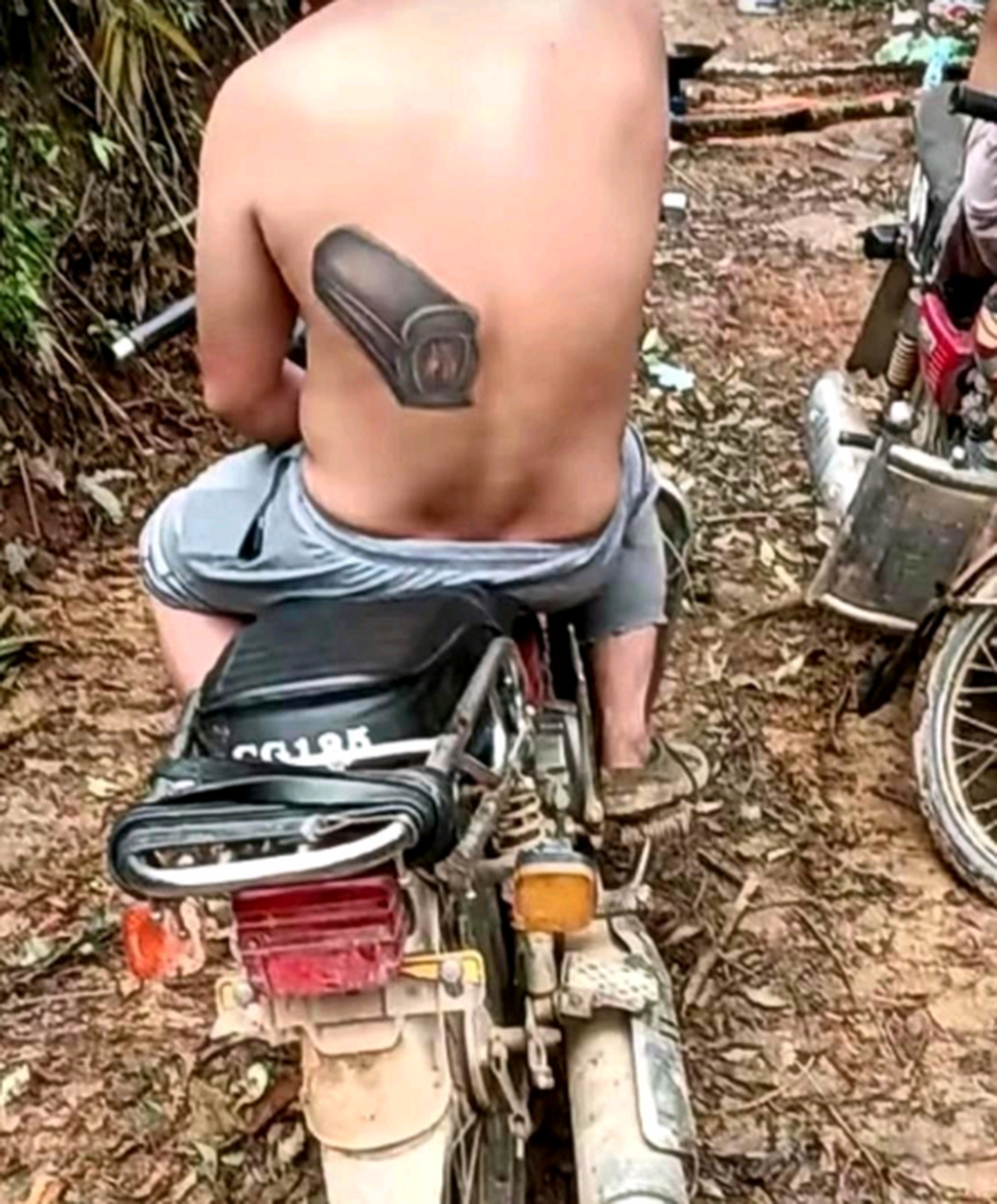 大哥这纹身是找算命先生纹的吗?你知道是什么样子吗?