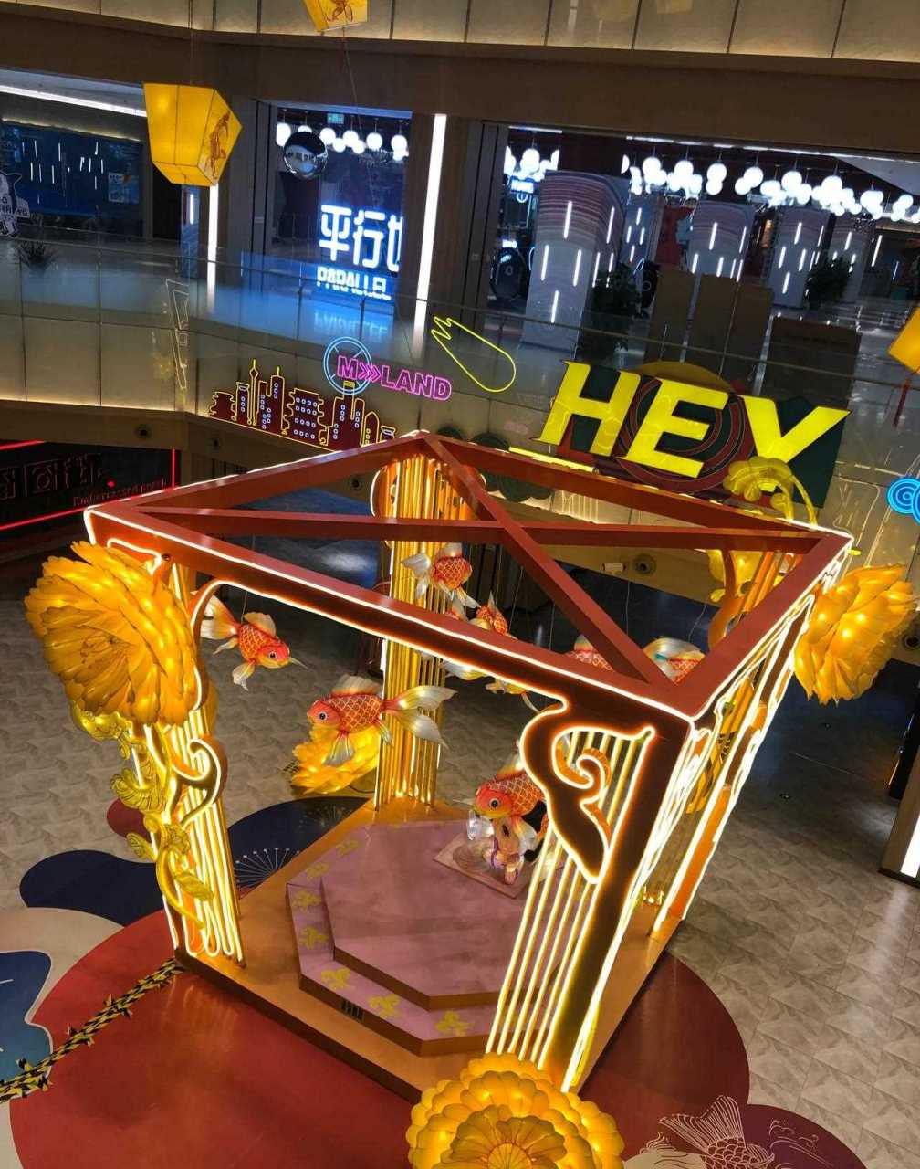 傍晚6点半的中街盛京龙城,之前叫豫珑城,各个楼层和楼下大堂一样,都是