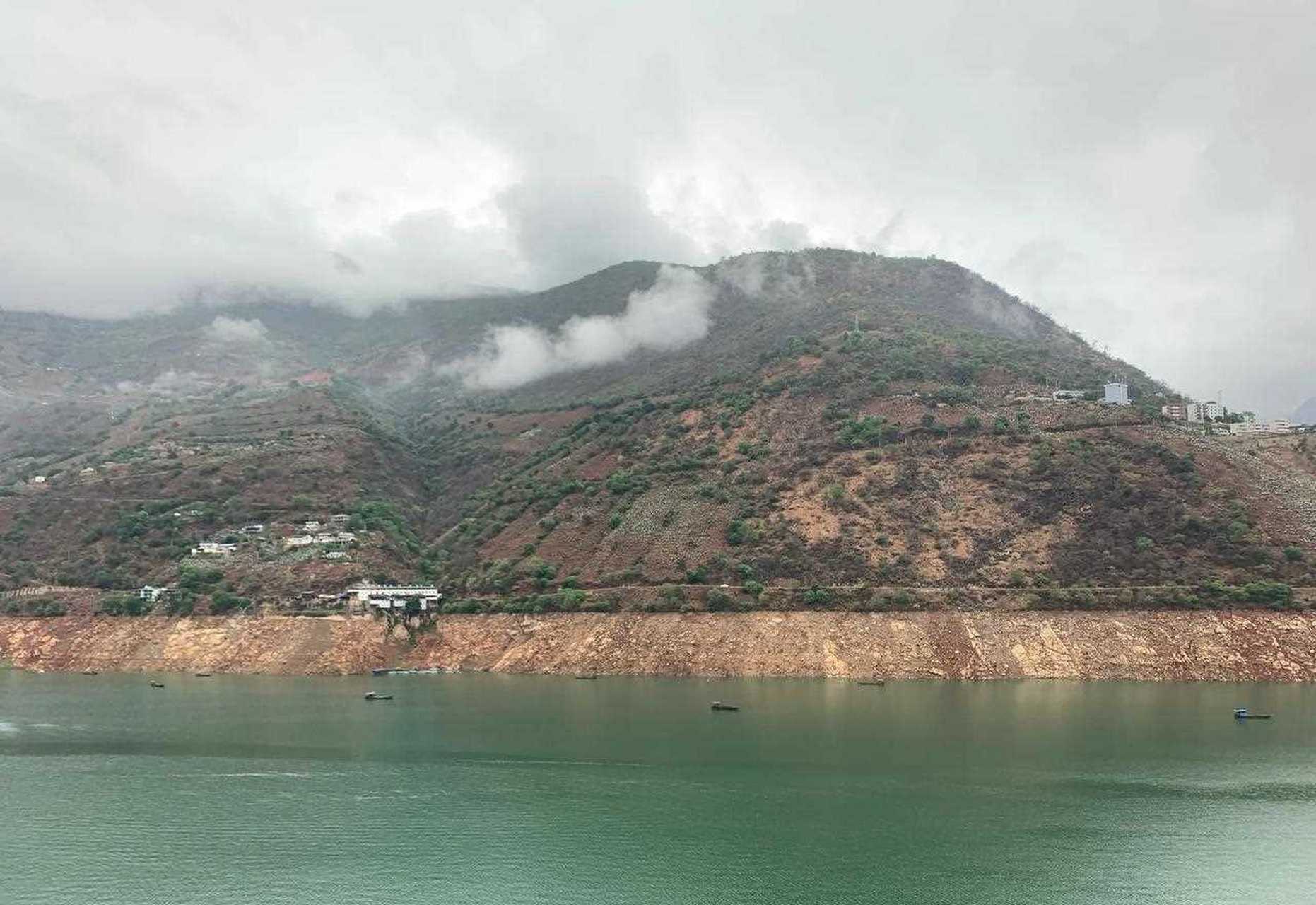 攀枝花位于雅砻江和金沙江的两江的交汇处,我们行走在他的山水