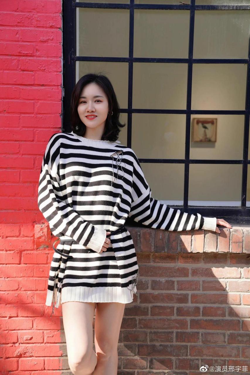 邢宇菲斑马条纹写真,超显身材,大长腿晃眼   #动态创作月##全民征文