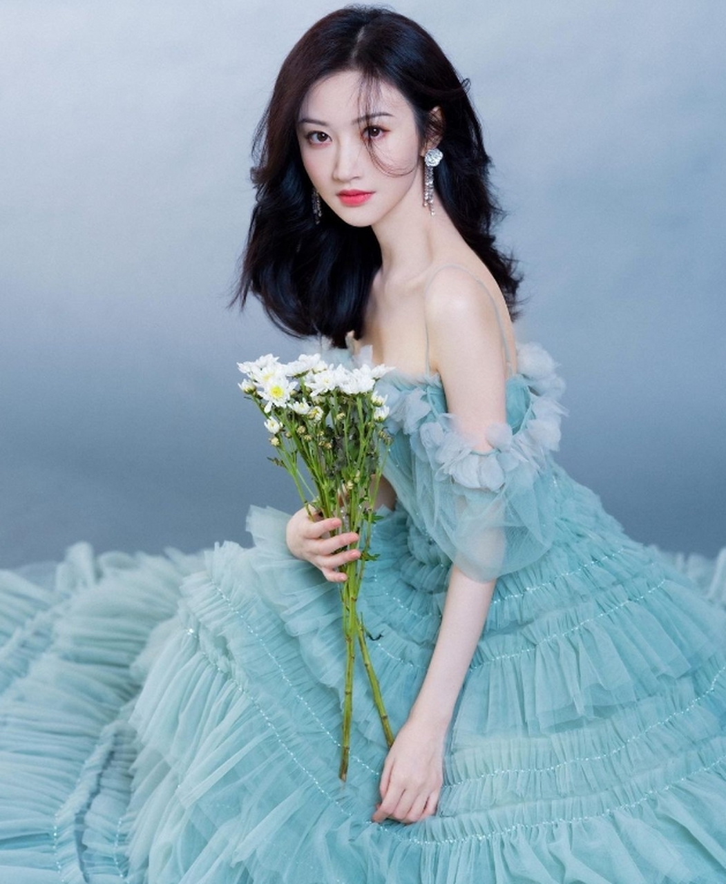 肤白貌美,风情万种的#景甜# 身穿烟波绿蛋糕长裙,丰腴身姿,凹凸有致