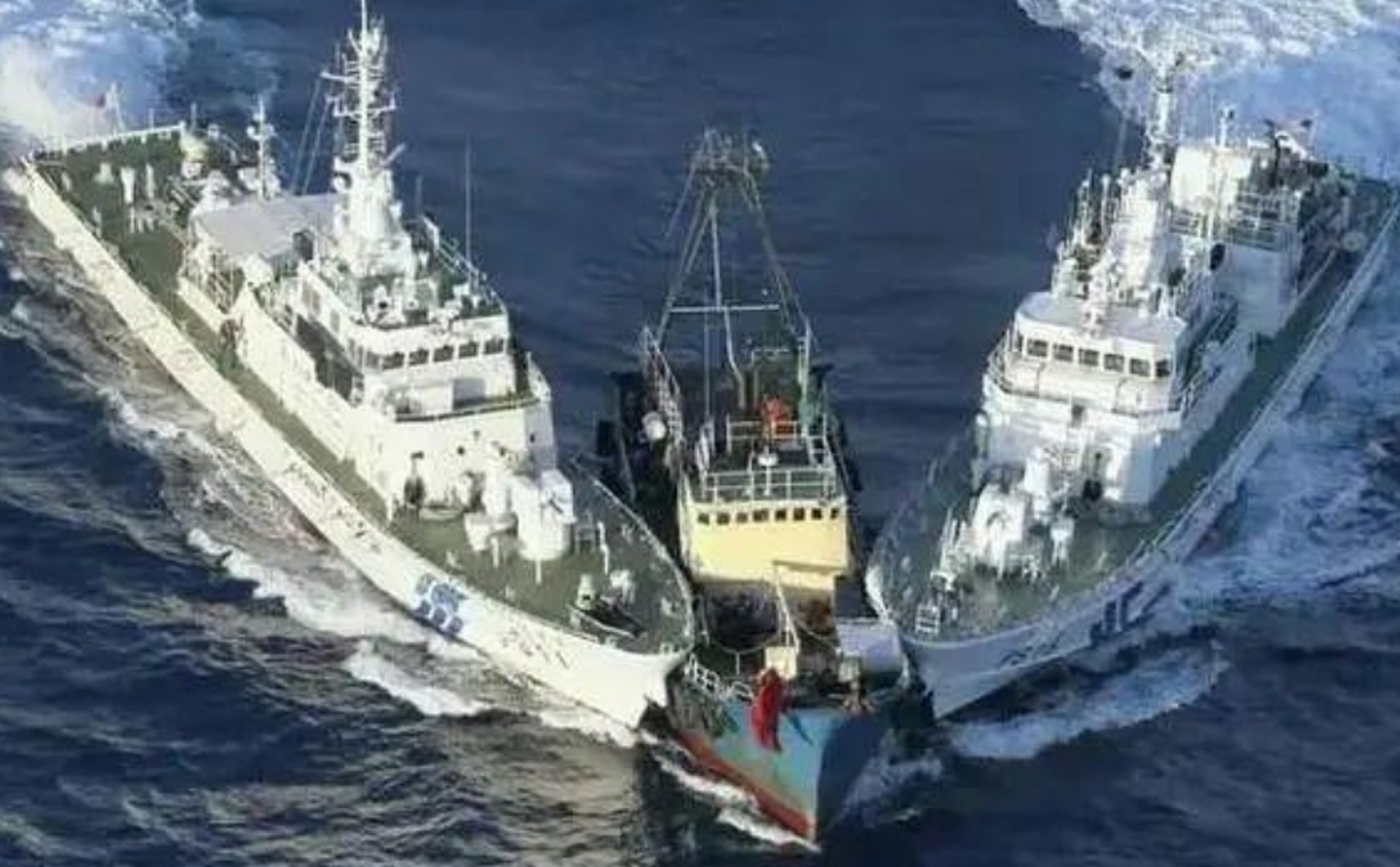 中国056护卫舰遭暴力撞击!76毫米舰炮亮出,3舰合力缉拿!