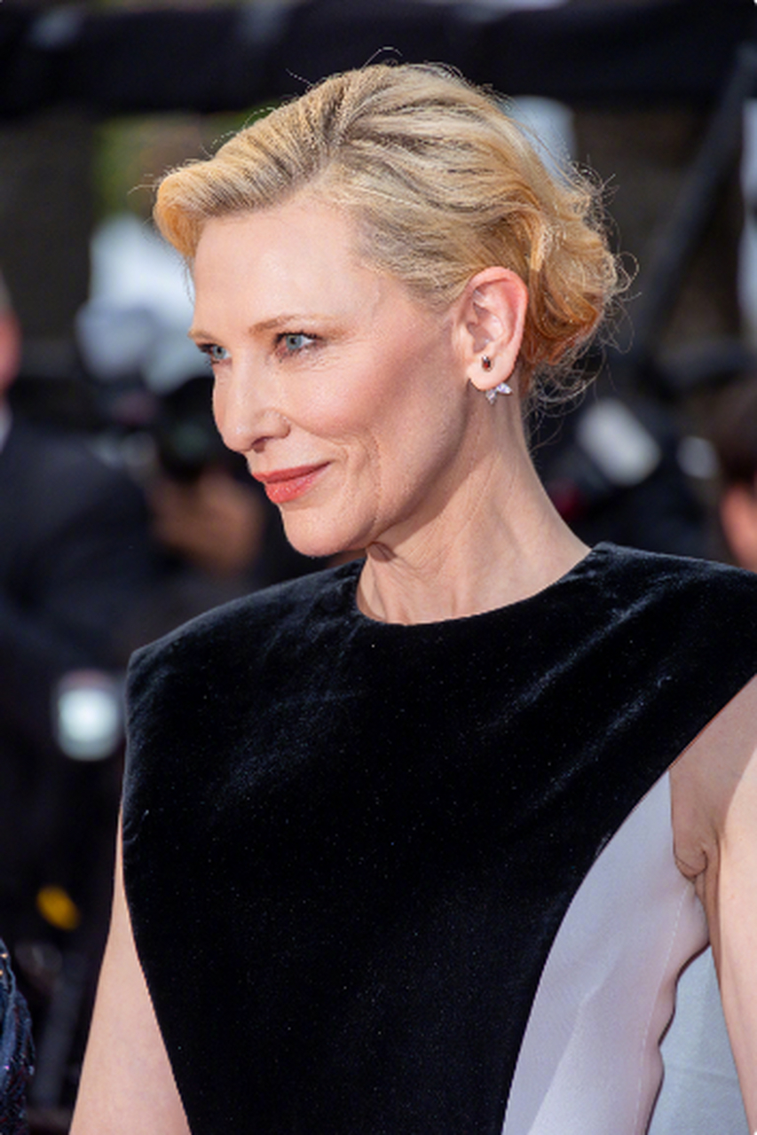 凯特·布兰切特在戛纳电影节的红毯上身着lv定制黑白披风礼服裙亮相