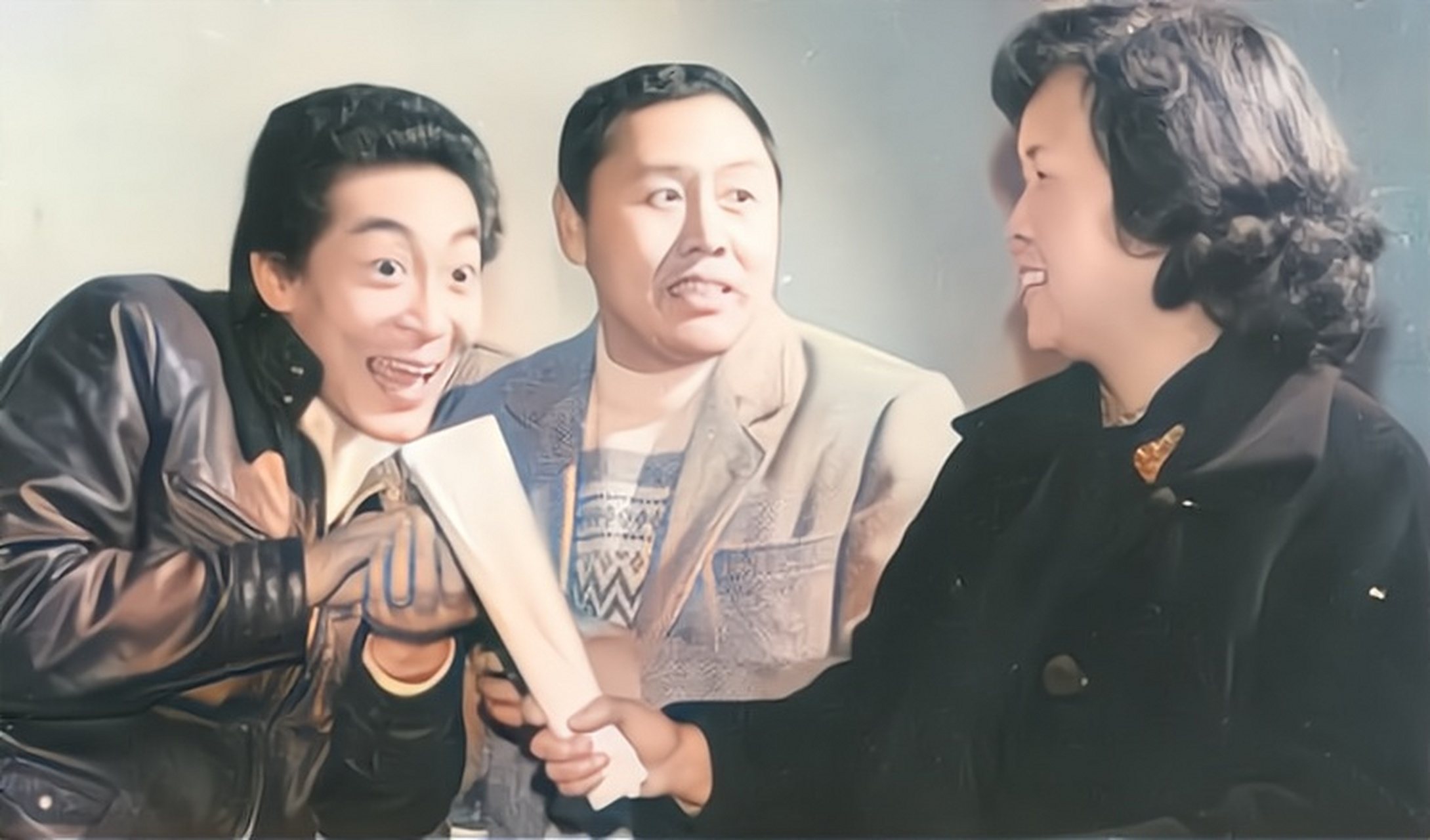 1982年,浙江绍兴,杨洁导演与六小龄童在鲁迅故居前的合影,此次杨洁到